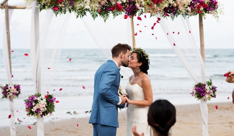 Florida Beach Weddings on a Budget (A Comprehensive Guide 2022)