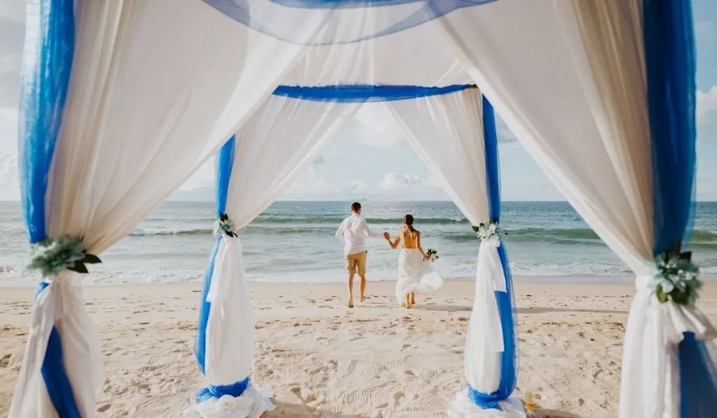 couples walking at the beach for some wedding photoshoot - ee220327