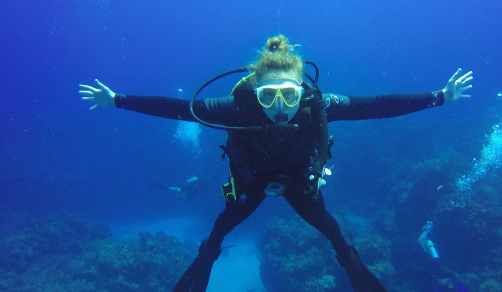  woman scuba diving ee220330